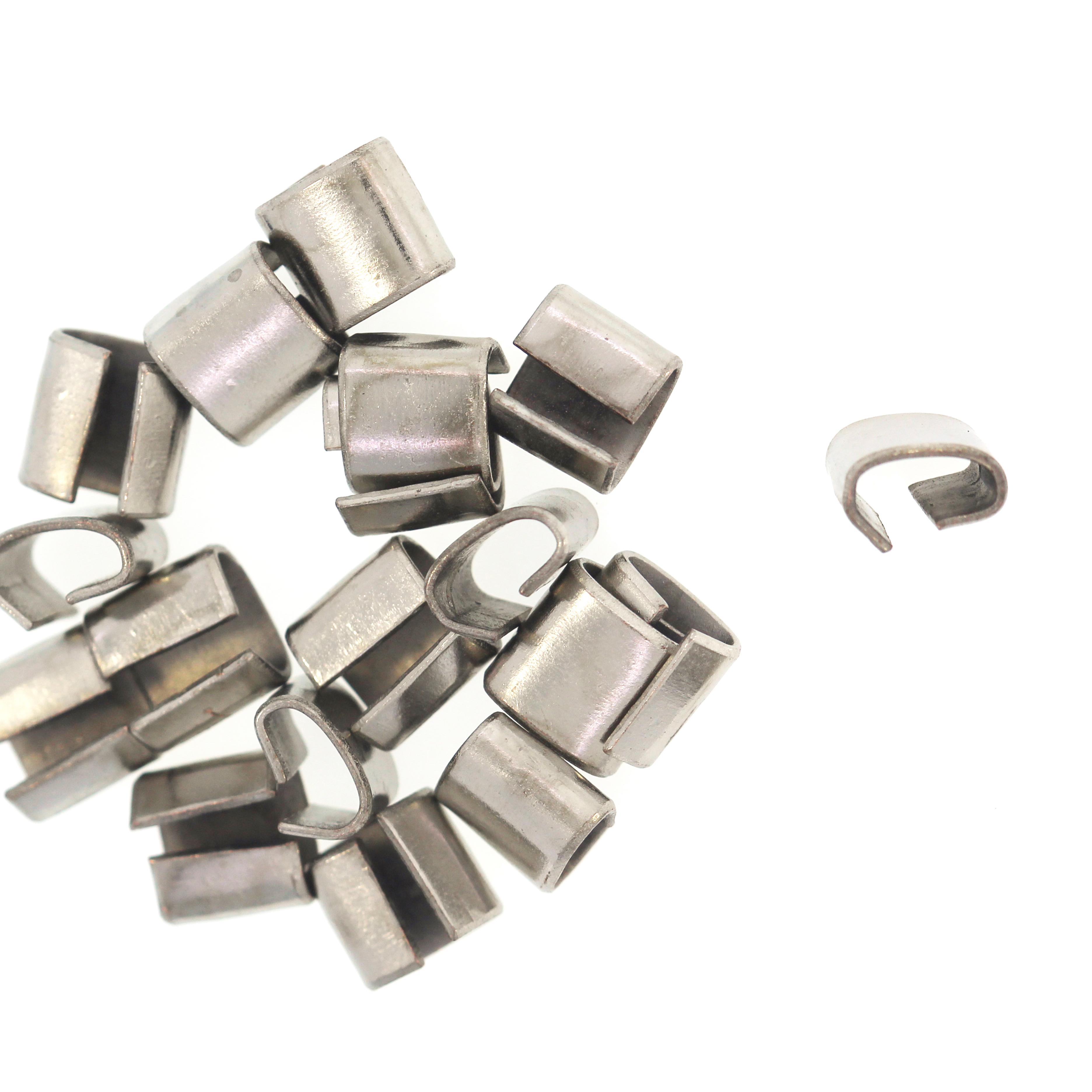 Trancador Tipo Grapa De 6X7Mm.Con Baño De Niquel(Para Fleje De Cuero De 5Mm.)(Bolsa De 20 Piezas)